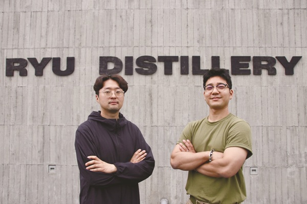 2년 반 동안의 양조 실험을 마치고 이달에 신제품을 출시하는 강화도의 류양조장. 사진은 양조장 입구에서 홍원섭 대표(오른쪽)와 이순환 양조팀장이 포즈를 취하는 모습이다. 