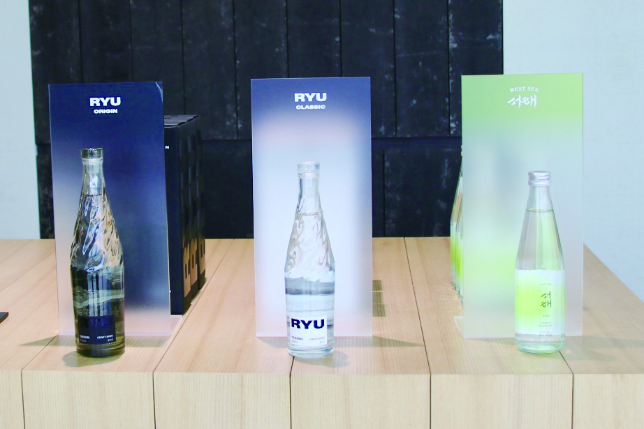 류양조장은 프리미엄 증류주를 지향하고 있다. 그래서 술병도 직접 금형을 떠서 사용하고 있다. 류40과 류24 주병은 강화도의 뻘을 형상화했으며 서해는 파도를 담았다고 한다.