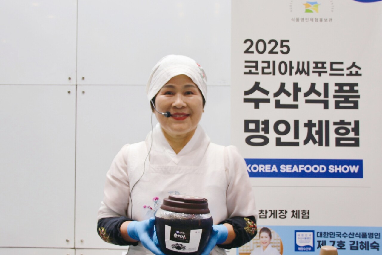 김혜숙 수산식품명인이 지난 7월 1일 코리아씨푸드쇼 수산명인체험 행사에서 참게장 시연 및 체험 행사를 가졌다. 사진은 행사장에서 포즈를 취하고 있는 김혜숙 명인의 모습.