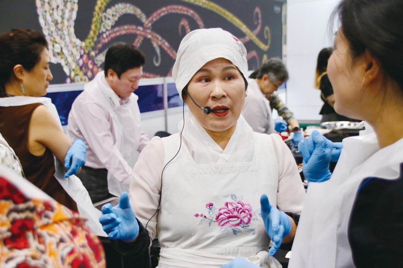 김혜경 명인이 체험객에게 참게장 담그는 법을 설명하고 있다. 참게는 섬진강처럼 강의 생태계가 훼손되지 않은 지역에서 만날 수 있는 귀한 생물이다.