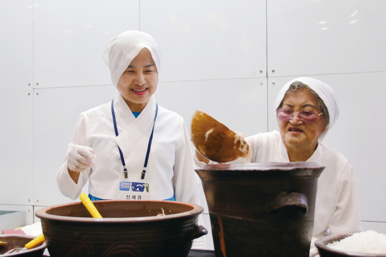 신세경 수산식품명인이 어머니 이옥수 여사와 함께 새우젓 숙성 방법을 시연하고 있다. 신 명인의 새우젓은 광천 토굴에서 숙성한 젓이다.