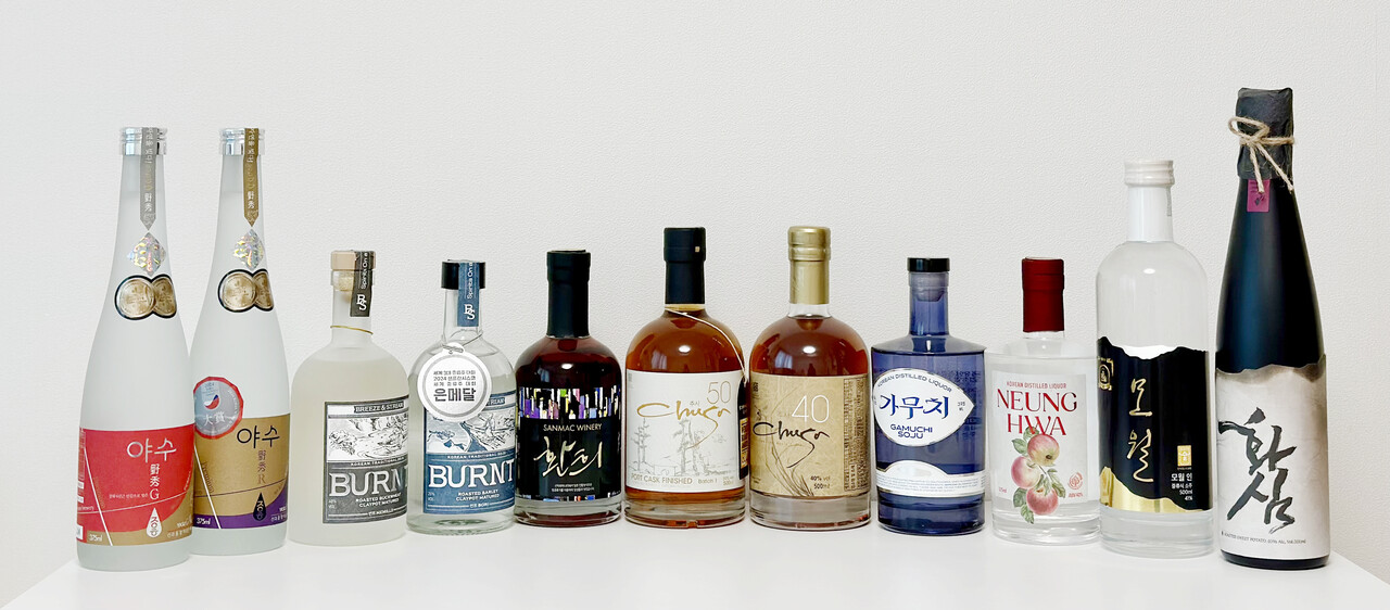 ▲ 신생 양조장은 부족한 브랜드 파워를 권위로 메우기 위해 다양한 국제 주류 품평회에 출품해 상을 받아왔다. 사진은 그동안 샌프란시스코 세계 증류주 대회와 국제 와인 증류주 대회에서 상을 받은 술 중 일부이다. 왼쪽부터 주연향의 ‘야수G53·야수R53’, 브리즈앤스트림의 ‘번트메밀40·번트보리25’, 산막와이너리의 ‘환희’, 예산사과와인의 ‘추사50 배치1·추사40’, 다농바이오의 ‘가무치 43·능화’, 모월의 ‘모월인’, 화심주조의 ‘화심소주 군고구마’다.