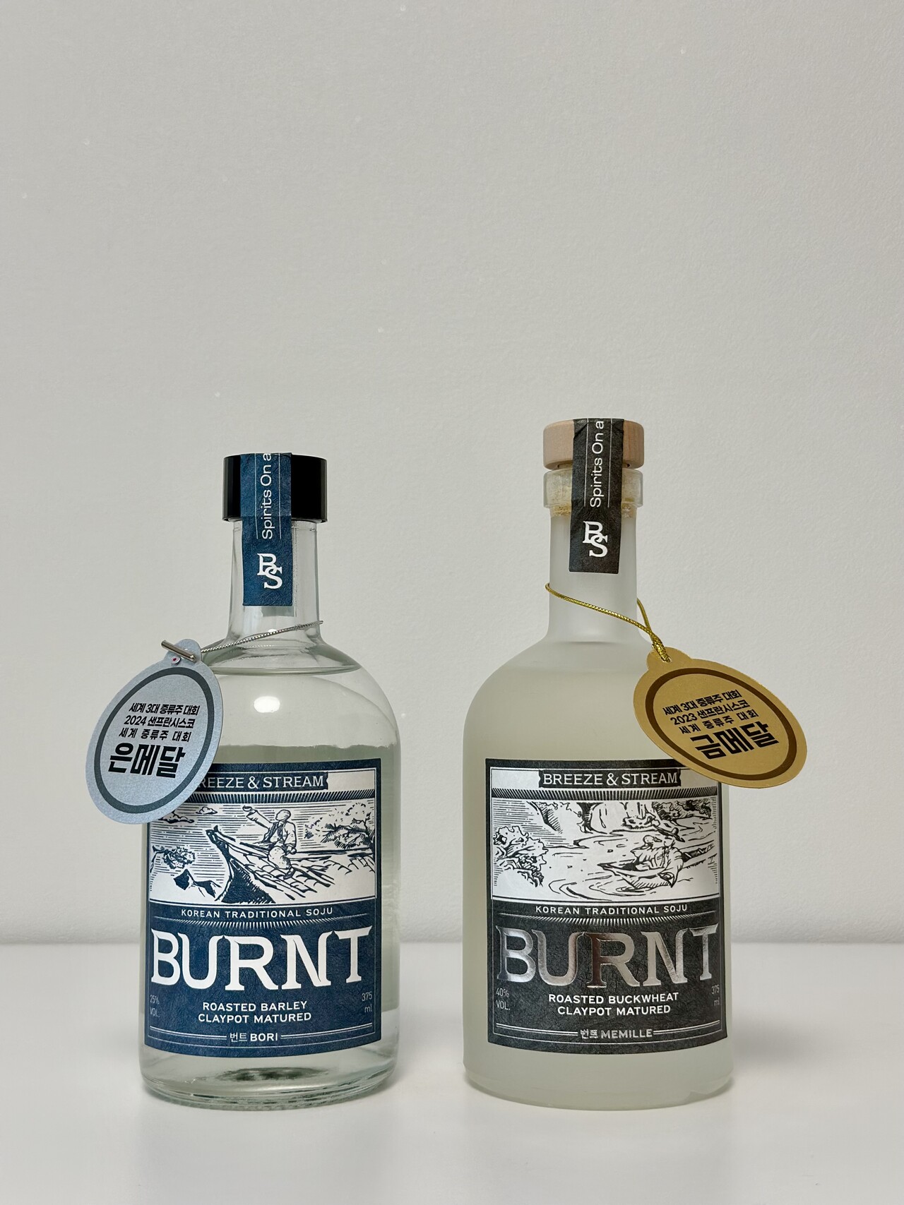 강원 인제에 있는 브리즈앤스트림에서 생산하는 ‘번트메밀40’과 ‘번트보리25’.