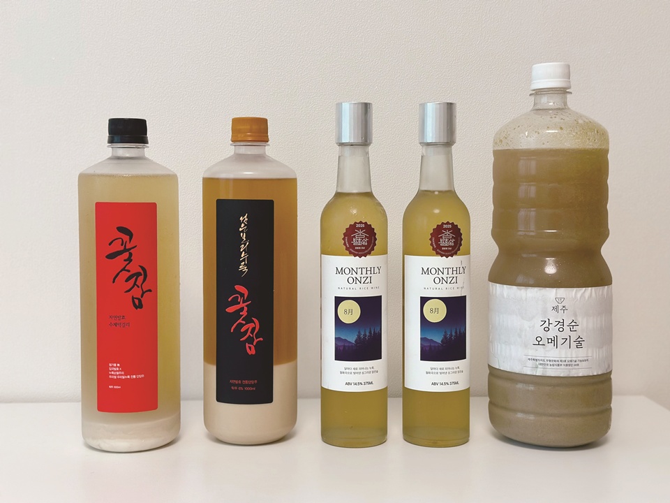 수입 밀이 흔해지기 전까지 밀누룩은 귀한 존재였다. 그래서 밀이 없을 때는 보리가 누룩의 주재료로 사용됐다. 특히 남도쪽은 보리누룩을 즐겨 사용했다. 사진은 보리누룩으로 만든 술들이다. 지리산옛술도가가 만든 꽃잠은 밀누룩을 사용했지만, 여름 한정판으로 ‘흑보리누룩 꽃잠’(왼쪽 두번째)을 생산하고 있다. 중앙에 있는 술은 온지술도가가 찰보리가루로 만든 월화곡으로 빚은 약주 ‘월간온지 8월호’다. 맨 오른쪽은 제주도 성읍마을의 강경순 명인이 빚은 ‘오메기술’이다. (사진=김승호 편집위원)