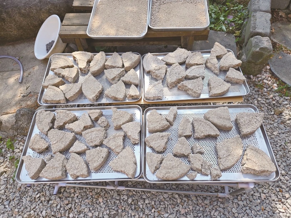 경남 함양의 지리산옛술도가는 지난해부터 흑보리누룩으로 ‘꽃잠’을 빚어왔다. 어머니의 기억에 담겨 있는 남도의 누룩을 재현해 새로운 여름술을 만든 것이다. 누룩은 20여 일 정도 걸려 띄운다. 사진은 누룩을 법제하는 모습이다. (사진=지리산옛술도가)