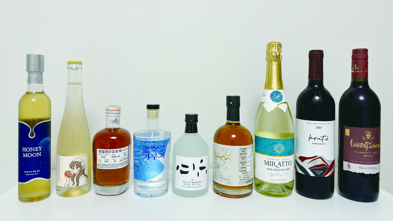 ▲ 2025년 우리술품평회의 수상작은 고르게 주품을 인정받은 술들이 선정된 것으로 보인다. 다음은 기타주류와 증류주, 과실주의 수상작들이다. 왼쪽부터 ‘허니문 와인, 달하늘꿀술 애플, 코아베스트 배럴에이징 보쉐, 가무치 25, 여유 40, 추사 50, 미르아토 샤인머스캣 화이트 스파클링, 크라테 드라이, 컨츄리 캠벨 스위트’ 순이다.
