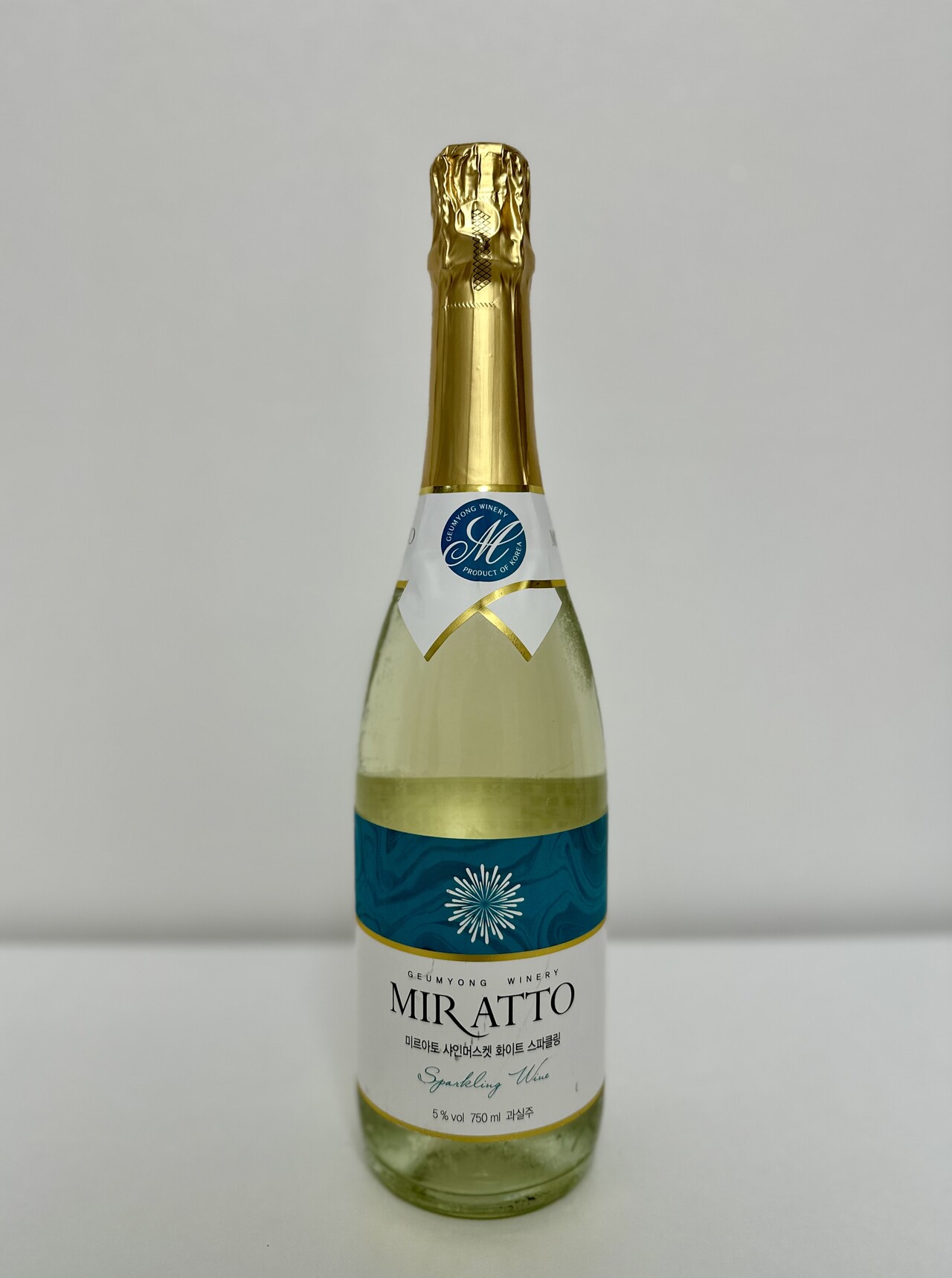 충북 영동의 금용농산에서 생산하는 ‘미르아토 샤인머스캣 화이트 스파클링’.