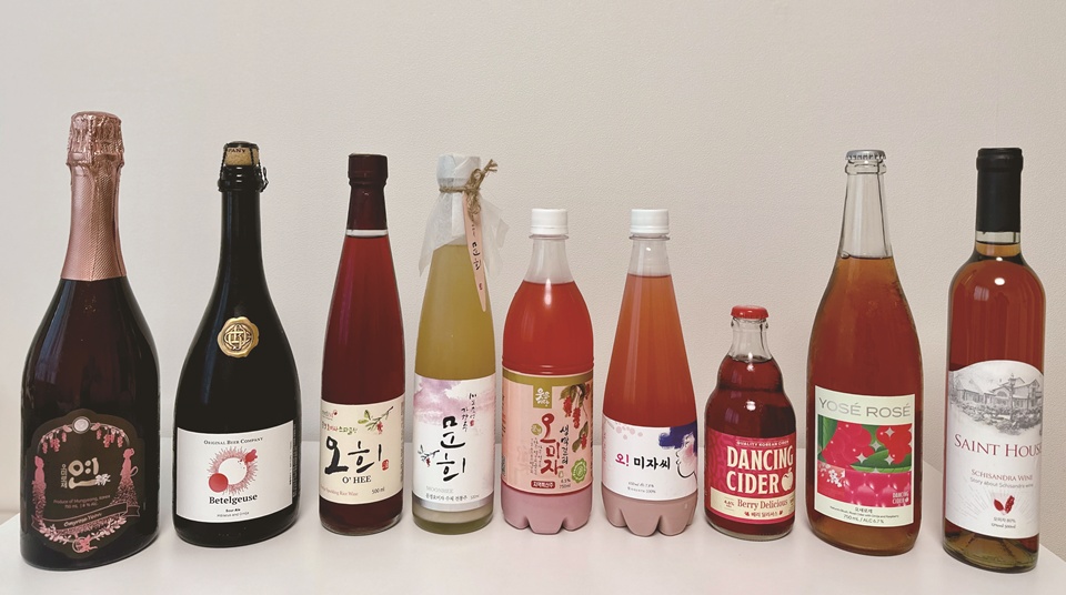 오미자는 상큼한 산미와 쌉쌀한 향미가 특징이다. 2008년 처음 오미자생막걸리가 등장한 이후 오미자는 지역특산주의 주요한 부재료로 환영받는 술의 재료가 되고 있다. 사진은 오미자를 이용해 만든 술들이다. 왼쪽부터 ‘오미로제 연, 베텔게우스, 오희 스파클링, 문희 오미자탁주, 문경 오미자생막걸리, 오!미자씨, 베리 딜리셔스, 요새로제, 세인트하우스 오미자와인’ 순이다. (사진=김승호 편집위원)