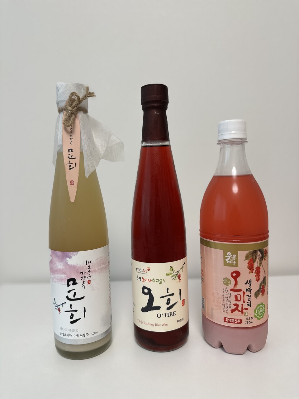 문경주조에서 만들고 있는 오미자 막걸리 3형제. 왼쪽부터 ‘문희 오미자탁주’, ‘오희 스파클링’, ‘문경 오미자생막걸리’. (사진=김승호 편집위원)