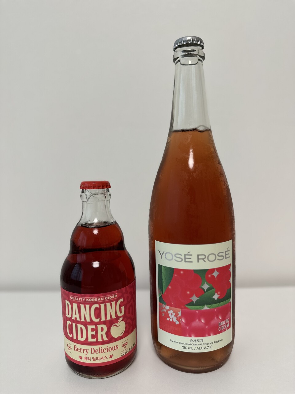 충주에 있는 댄싱사이더에서 만들고 있는 오미자 사이더. 왼쪽부터 ‘베리 딜리셔스’, ‘요새 로제’. (사진=김승호 편집위원)