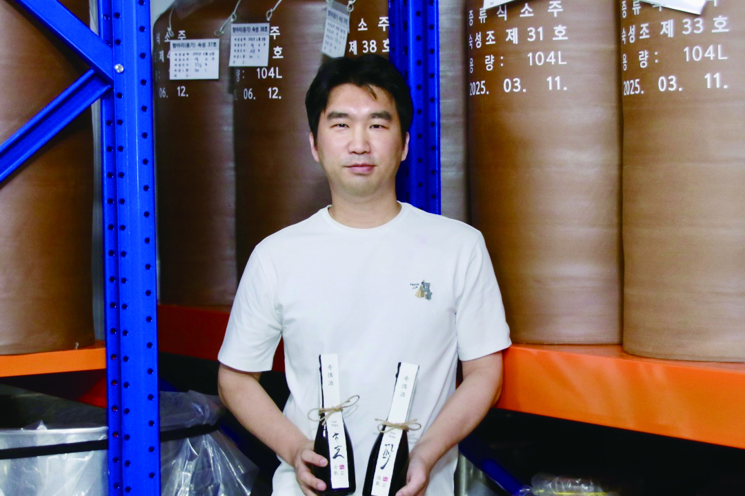 ▲ 대전의 신생 증류소 ‘술 벙커’의 권순호 팀장은 쌀 소주와 고구마 소주를 만들고 있다. 제품명은 ‘홀’ 소주와 ‘짝’ 소주다. 입국으로 당화시킨 술덧을 증류하여 항아리에서 쌀 소주는 1년, 고구마 소주는 6개월 숙성하고 있다. 