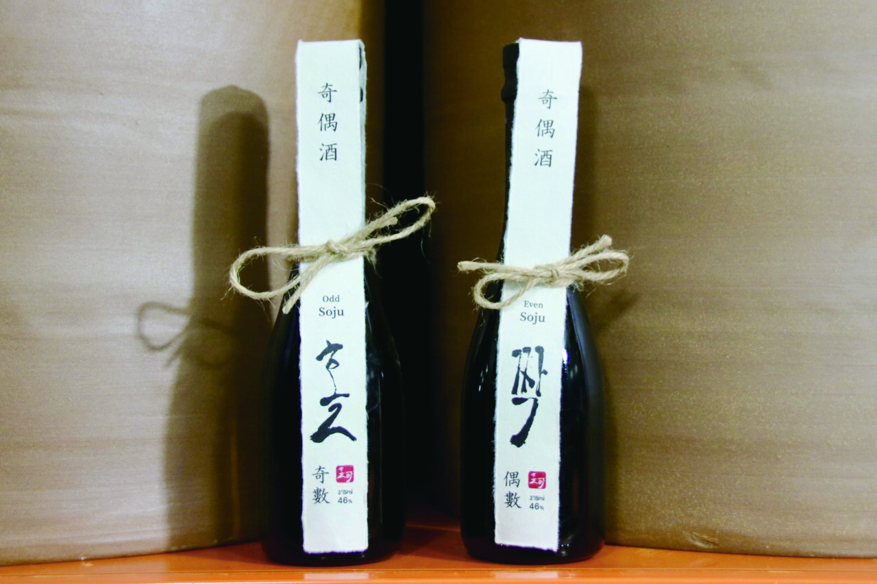 ▲ 술 벙커에서 생산하고 있는 ‘홀’ 소주와 ‘짝’ 소주다. ‘홀’ 소주는 입국 50%로 밑술을 만들고 ‘짝’ 소주는 20%로 만든다. 증류한 술은 알코올 도수 40~50%까지만 받아서 제품화하고 있다.