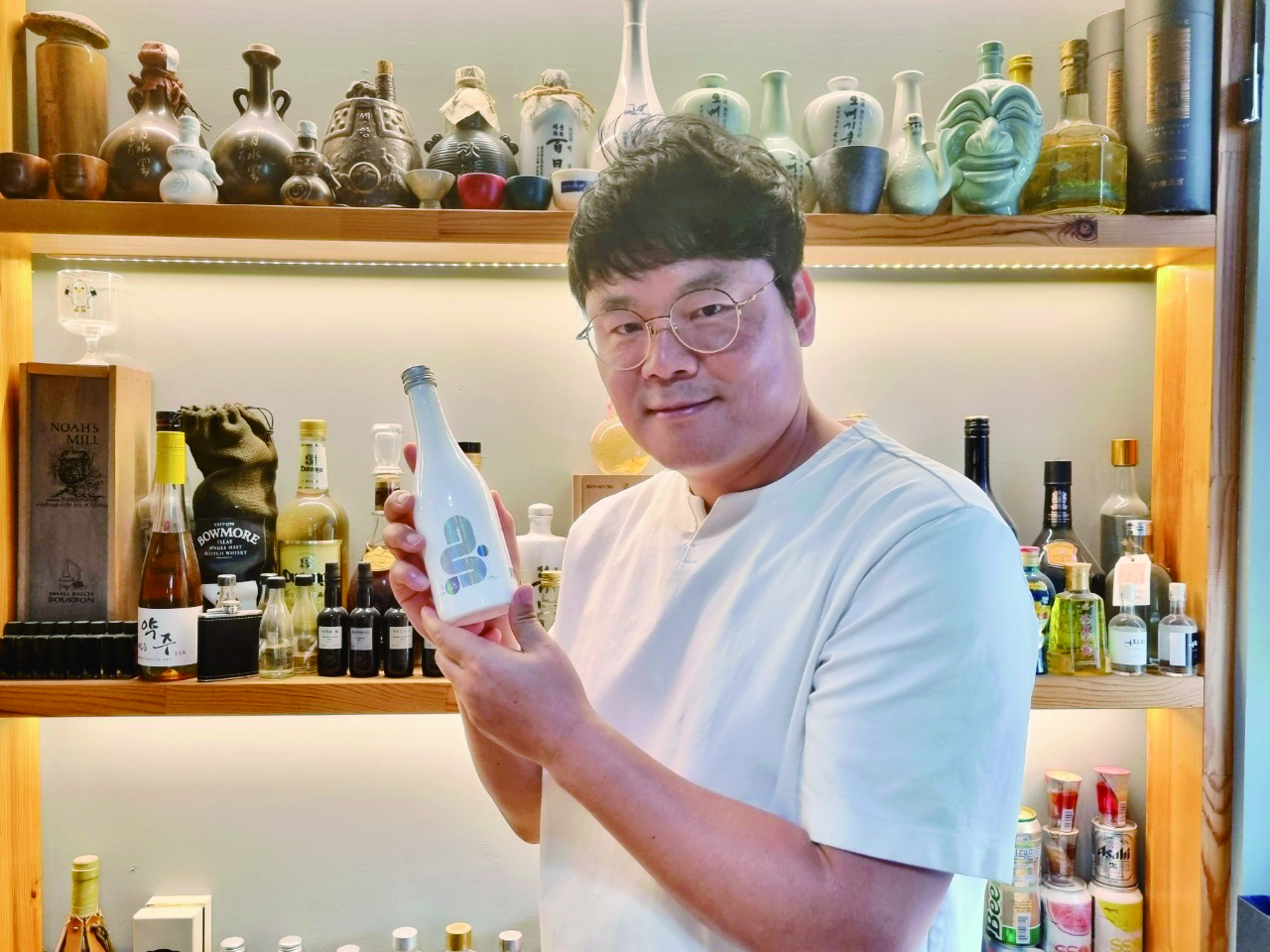 ▲ 서울양조장에서 5년 만에 신작을 발표했다. 이름은 ‘설화백’과 ‘설화금’이다. 쌀 흩임누룩인 ‘설화곡’으로 120일간 발효 숙성했으며, 마지막 한 달은 영하 10도의 초저온 조건에서 침전 및 여과한 술이다. 사진은 류인수 가양주연구소 소장이 설화백을 들고 포즈를 취하고 있는 장면이다. 