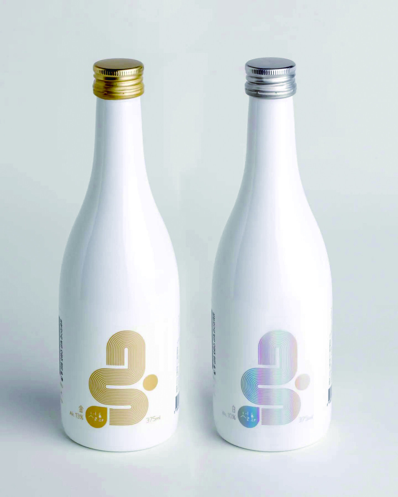 ▲ 서울양조장의 신제품 ‘설화’ 시리즈는 오양주로 빚었다. 덧술의 횟수가 많을수록 단맛은 섬세해진다고 한다. 당이 작게 잘려지기 때문이다. 또한 초저온에서 숙성된 ‘설화’ 시리즈는 연한 연두빛을 띠고 있다.