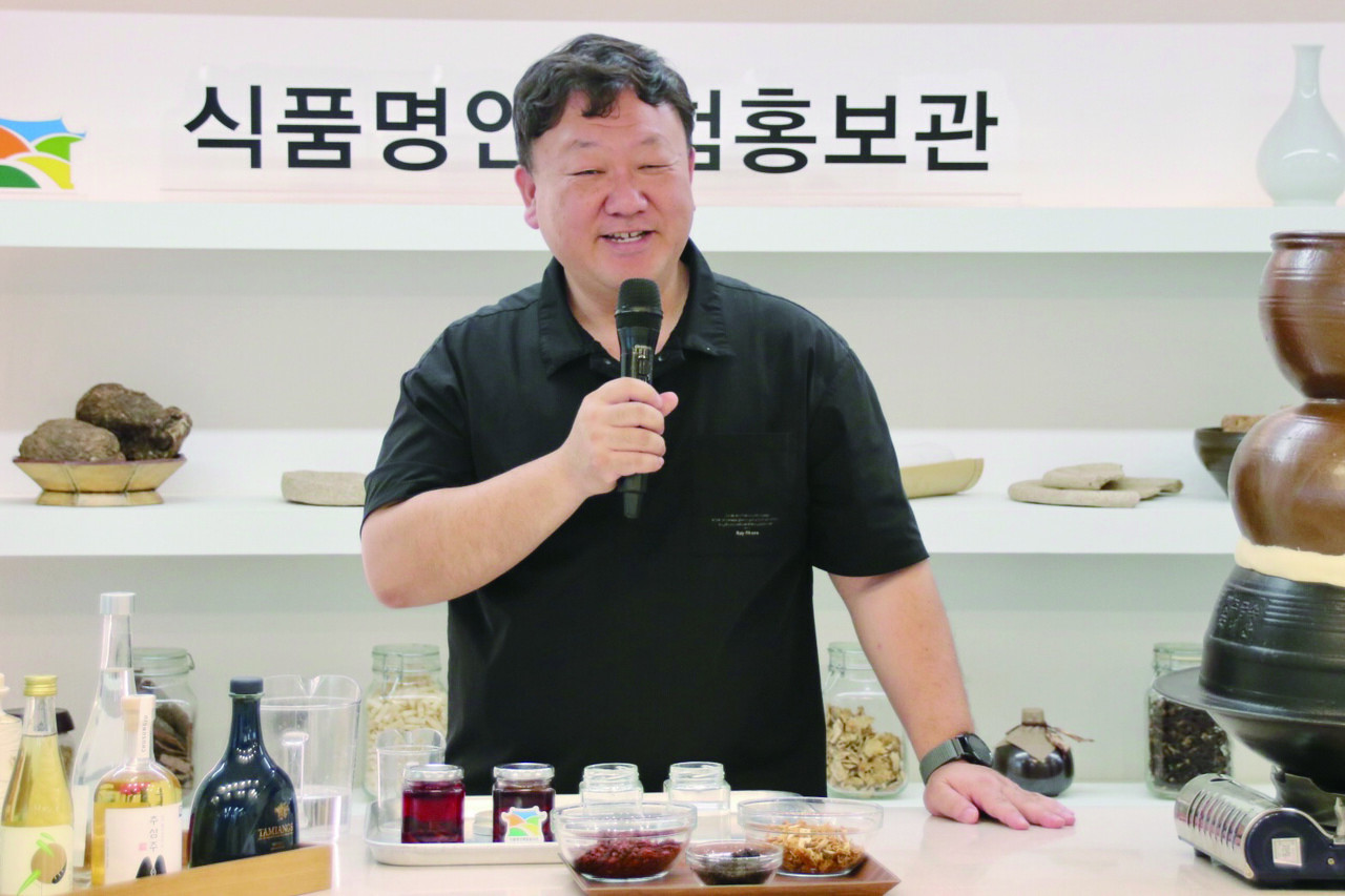 ▲ 양재창 추성주 전수자가 ‘나만의 추성주’ 만들기 체험을 진행하고 있다. 사진은 체험에 앞서 추성고을에서 생산하는 술을 설명하는 모습이다.