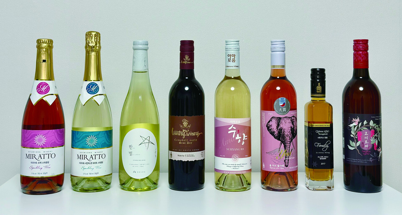 ▲ 제12회 한국와인대상에서 18종의 와인이 상을 받았다. 스파클링 와인이 상위권을 휩쓴 가운데, 여전히 캠벨 얼리와 청수 품종 와인이 좋은 성적을 거뒀다. 사진은 이번 품평회에서 골드 이상의 상을 받은 와인이다. 왼쪽부터 ‘미르아토 로제 스파클링, 미르아토 샤인머스캣 화이트 스파클링, 한별, 컨츄리 캠벨 드라이, 아마로움 수향, 율 러브 블라썸, 샤토미소 영동, 오미로제 투게더’다.