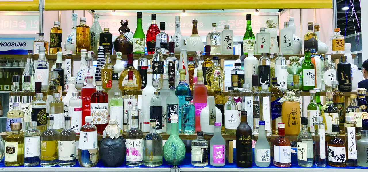 ▲쌀이 부족해서 술을 빚지 못하고 있는 양조장이 발생했다. 지역특산주 면허로 술을 빚고 있는 미음넷증류소(경기 파주)와 케이알컴퍼니(강원 횡성)이다. 지역특산주 제도의 한계로 인해 해당 지자체나 인근 시군구에서 쌀을 구할 수 없으면 술을 생산할 수 없다. 사진은 양조과정에서 쌀을 가장 많이 사용한 증류주들이다. K-술 활성화를 통해 우리 문화를 널리 알리기 위해선 제도적 보완이 시급하다.