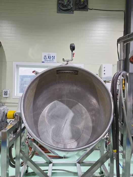 ▲ 경기도 파주의 미음넷증류소는 지난 8월부터 증류용 술덧을 생산하지 못하고 있다. 파주는 물론 인근의 연천과 김포에도 쌀이 충분하지 않기 때문이다. 사진은 쉬고 있는 증자기 모습이다.