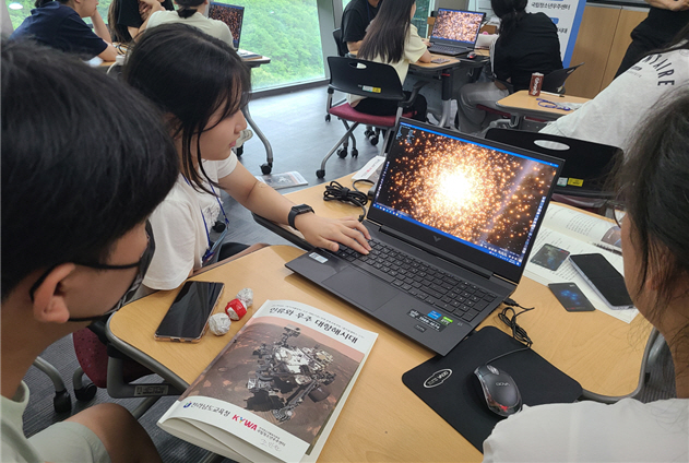 공교육 연계 교육청 인증과목 ‘인류와 우주대항해시대’에 참여하고 있는 학생의 모습. (사진제공 = 국립청소년우주센터)