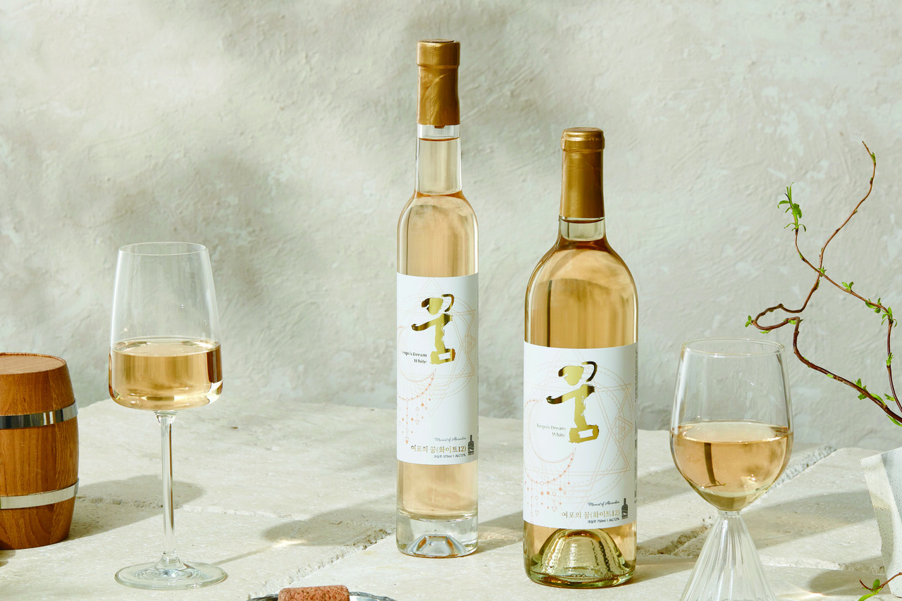 ▲ 머스캣 오브 알렉산드리아는 청포도의 여왕이다. 풍부한 향기 덕분에 얻은 별명이다. 여포와인농장은 이 품종을 중심에 두고 화이트와인 생산에 집중할 계획이다. 사진은 ‘여포의 꿈 화이트’ 제품 사진이다. 