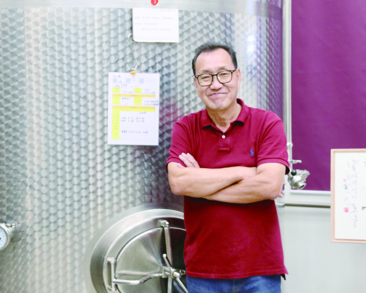 ▲ 여포와인농장의 와인메이커 여인성 씨는 지난해 YD영동와인의 대표이사로 취임했다. 대중적인 와인 개발은 물론 다양한 과일증류주를 염두에 두고 사업을 전개하고 있는 중이다. 사진은 여인성 대표가 10t 발효조 앞에서 포즈를 취하는 모습이다.