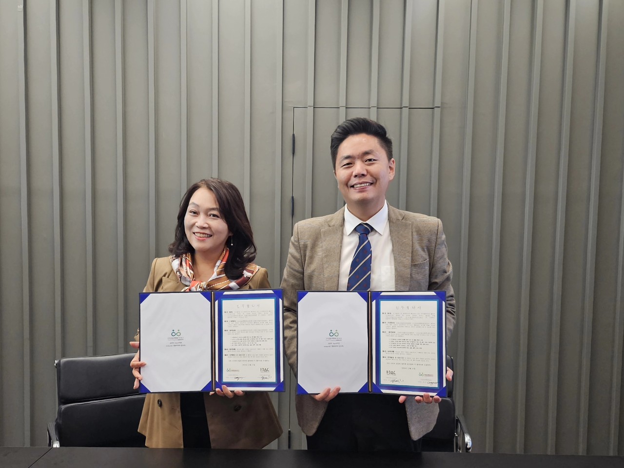 사진 = (사)금융과행복네트워크 정운영 이사장(좌측)과 국제디지털자산위원회 원은석 이사장(우측)이 협약서에 서명하고 기념촬영하고 있다.