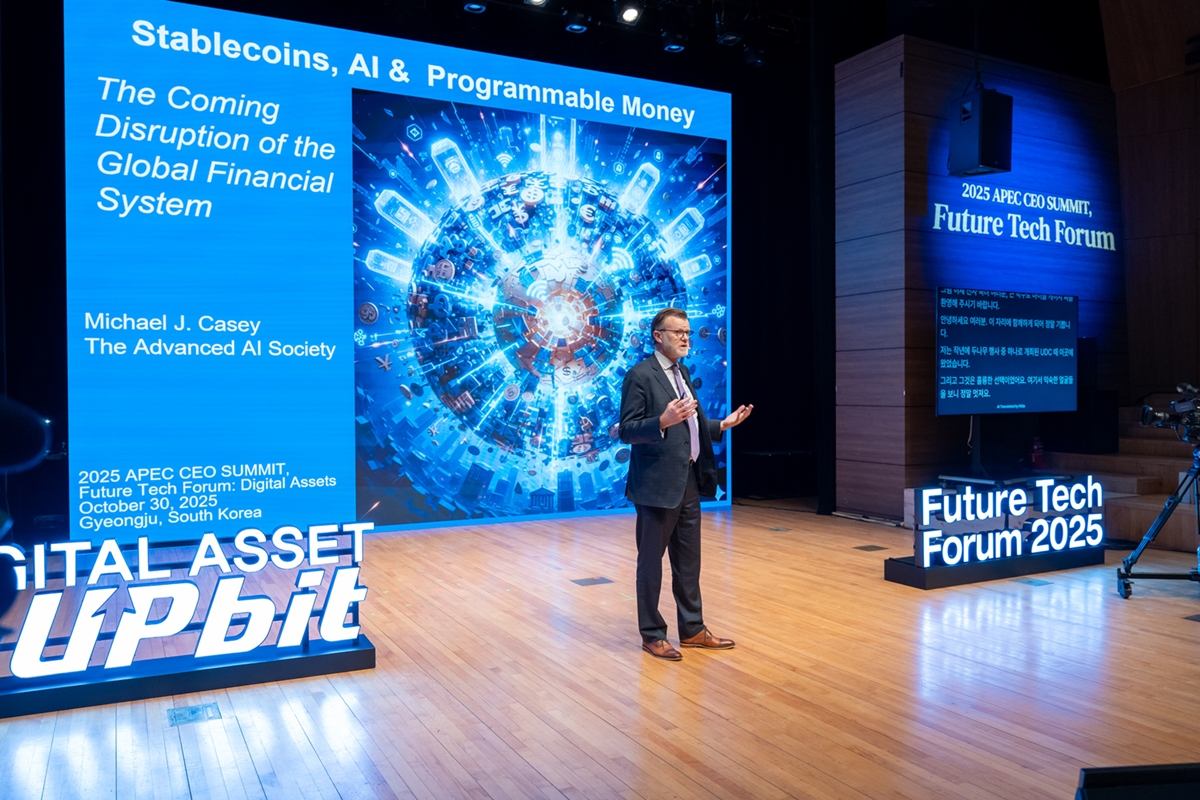 30일 경주예술의전당 원화홀에서 열린 ‘퓨처테크포럼 디지털자산’에서 마이클 케이시 MIT 미디어랩 디지털 화폐 이니셔티브 수석 고문이 기조연설을 하고 있다. (사진제공 = 두나무)