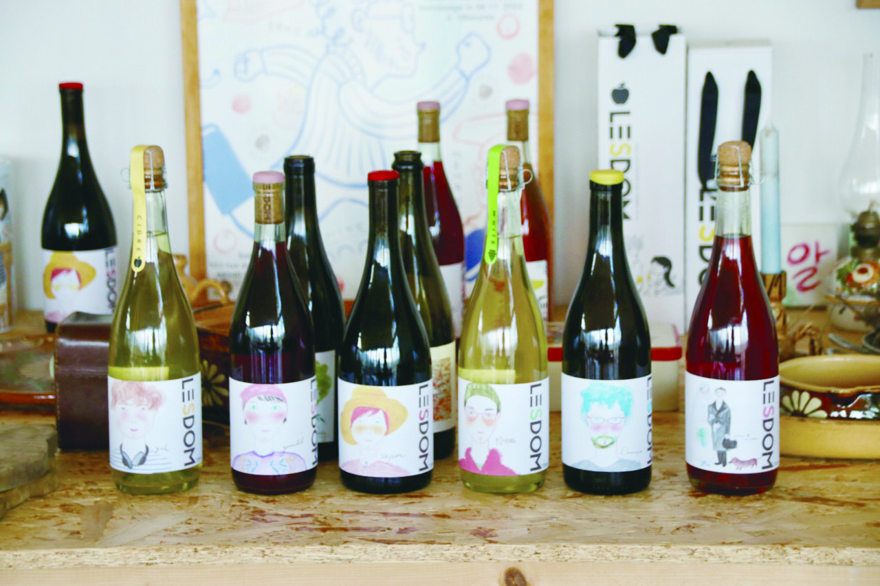 ▲ 작은알자스는 현재 6종의 술을 만들고 있다. 스파클링와인 3종과 스틸와인 3종이다. 스파클링와인은 샴페인을 제조하듯 2년 정도 숙성하며 병발효를 통해 완성한다. 스틸와인도 모두 1~2년 정도 숙성하고 있다. 사진은 작은알자스가 생산하는 와인들이다.