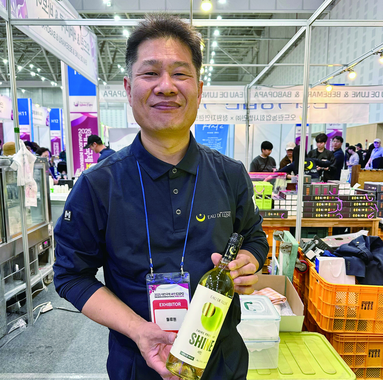 ▲ 충북 영동의 오드린와이너리의 박천명 대표는 3대째 포도원을 운영하면서 캠벨 얼리 중심의 와인을 만들고 있다. 사진은 박 대표가 지난 가을 대전와인엑스포 행사장에서 아시아와인트로피 골드를 수상한 샤인와인을 들고 포즈를 취하고 있는 모습이다.