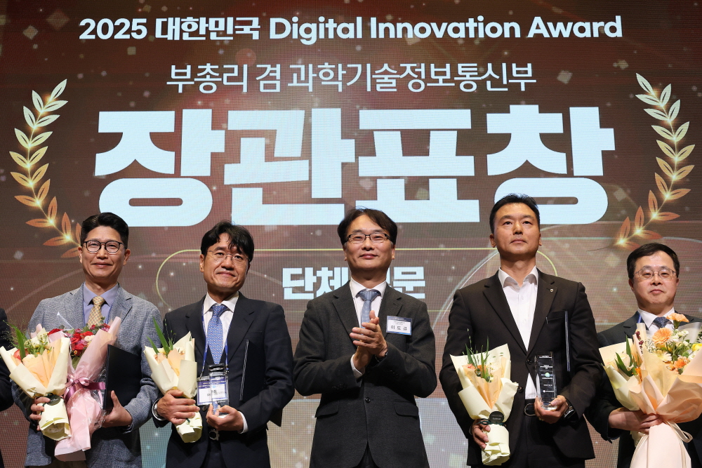 왼쪽 두번째 우길수 아톤 대표이사, 가운데 이도규 과기정통부 정보통신정책실장 (사진제공 = 아톤)