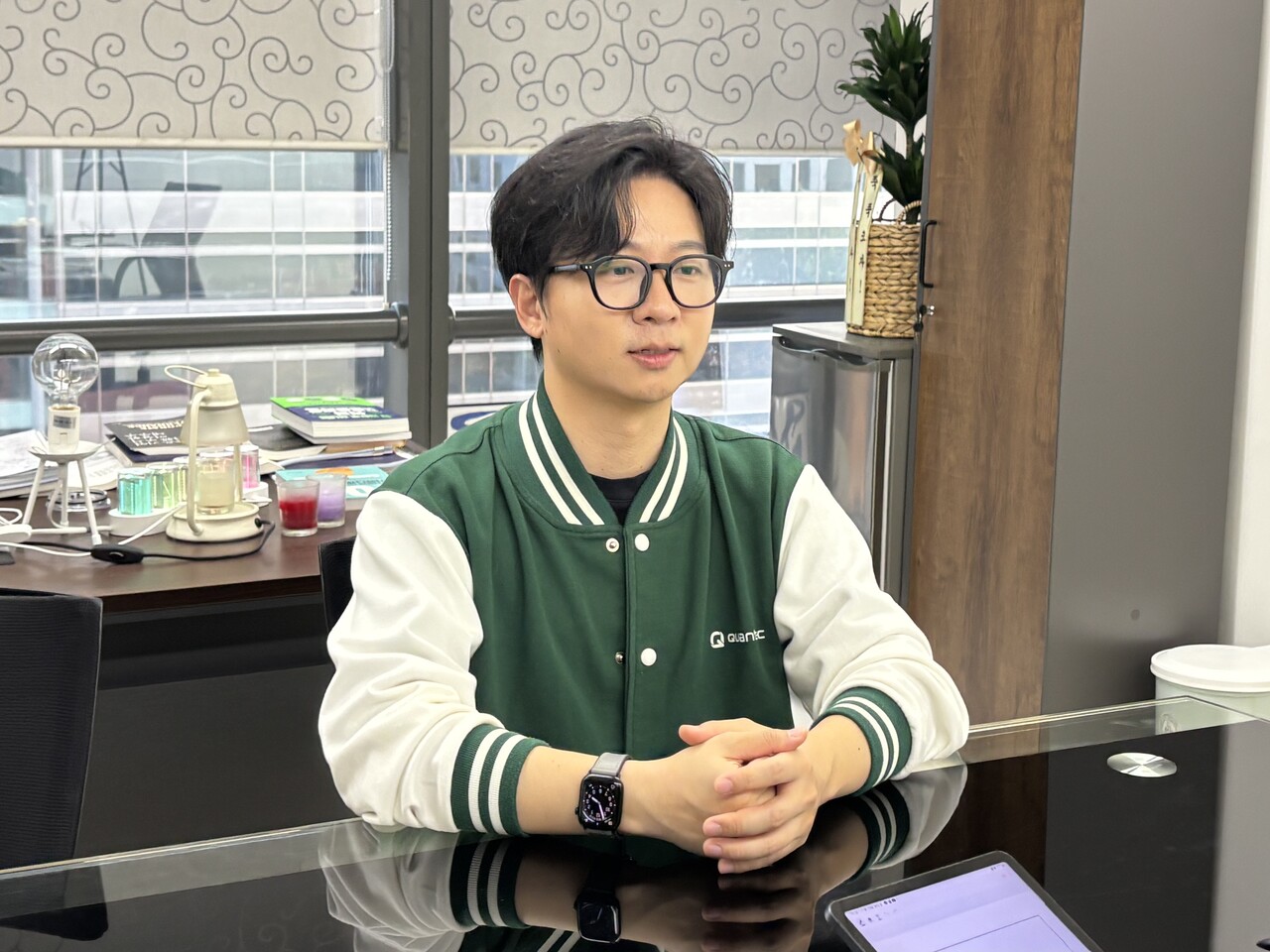 대한금융신문과 인터뷰를 진행하고 있는 이상근 콴텍 대표. (사진=김세연 기자)