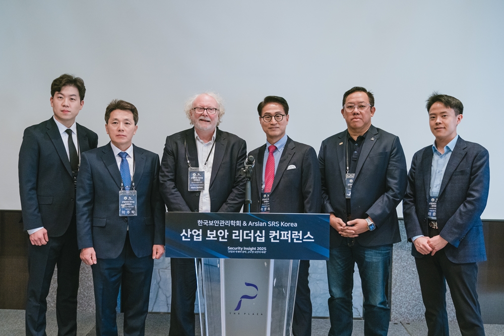 왼쪽부터 박기성 아슬란에스알에스코리아 이사, 이주락 한국보안관리학회 교수, 마크 버튼 영국 포츠머스대 교수, 이영래 아슬란에스알에스코리아 회장, 폴 아슬란에스알에스싱가폴 대표, 이준우 아슬란에스알에스코리아 대표.