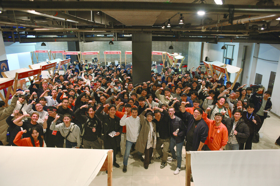 ‘캐스크카니발’ 행사가 끝나고 전체 참가업체 관계자들이 기념사진을 찍었다. 이 행사에는 국내 위스키와 오크통 숙성 소주, 그리고 영국, 일본, 대만, 뉴질랜드, 인도 등 다양한 국가의 증류소와 독립병입 업체들이 참여했다. (사진=위스키내비)