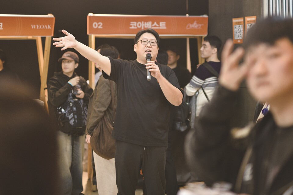 위스키내비 천관호 대표가 지난 11월 1~2일 서울 삼성동 jbk컨벤션홀에서 진행한 ‘캐스크카니발’ 행사에서 안내를 하고 있는 모습이다. 이 행사는 캐스크 숙성 주류만을 한곳에 모아 개최한 최초의 주류박람회이다. (사진=위스키내비)