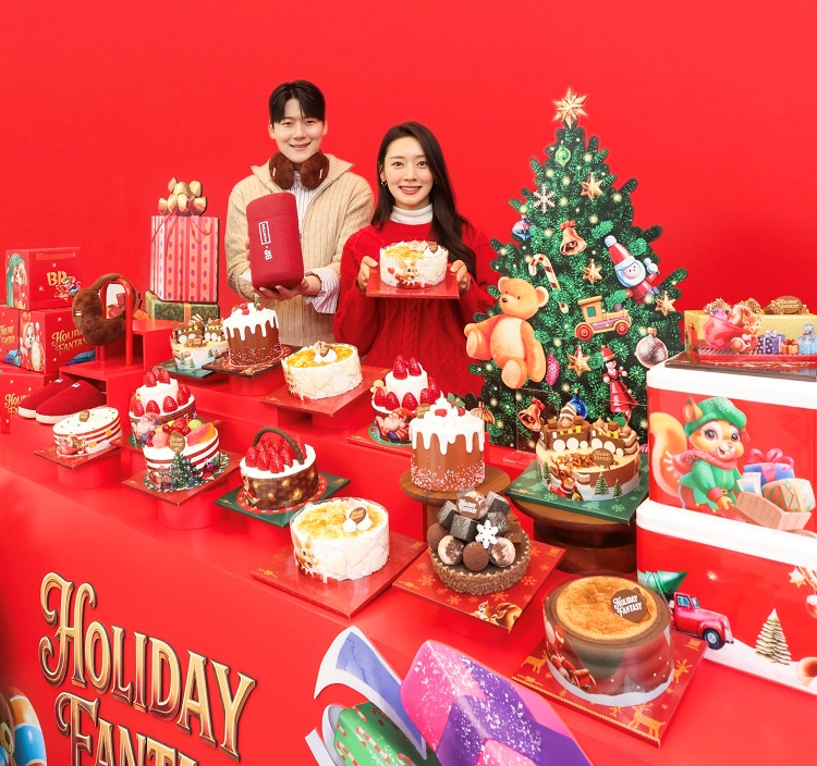 사진 = 24일 ‘워크샵 by 배스킨라빈스’에서 모델들이 ‘홀리데이 판타지’ 크리스마스 케이크 라인업과 영국 브랜드 ‘헌터(Hunter)’와 협업한 겨울 굿즈를 함께 소개하고 있다.