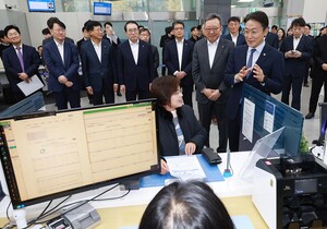 창구에서도 오픈뱅킹...편리함 뒤엔 '<b>보안</b> 숙제'
